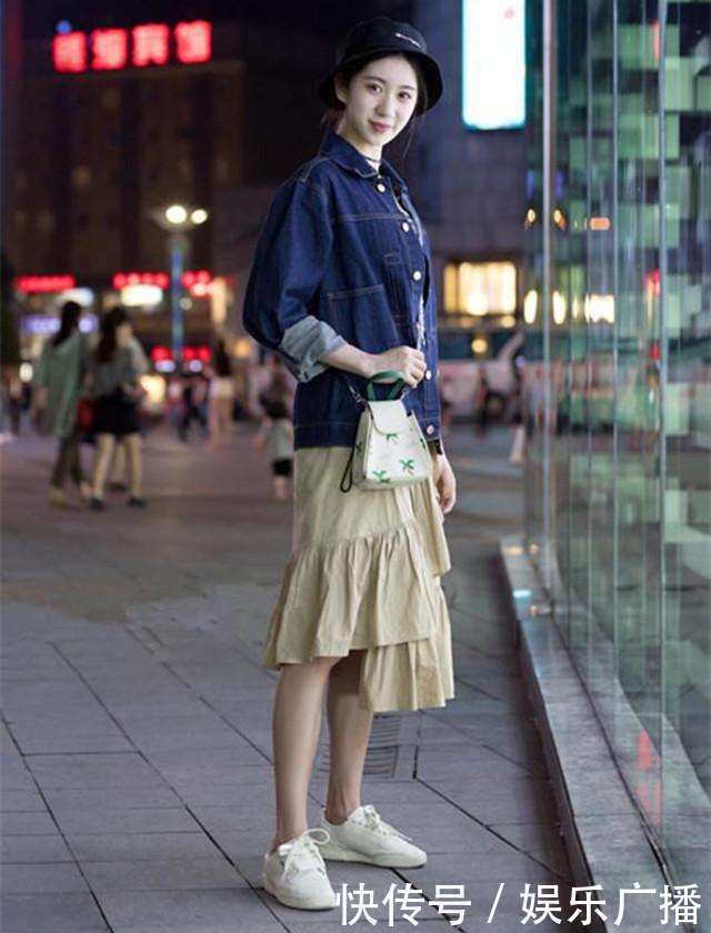 街拍：小姐姐的身材太有料，实力凹出优美的曲线