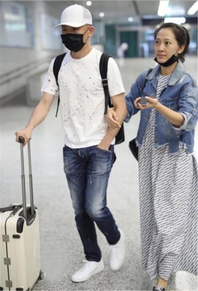 聂远老婆素颜真耐看，连眉毛都不用化，细看却撞脸应采儿了！