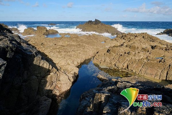 英国废弃矿坑灌满海水变身泳池 成游泳爱好者“打卡”圣地