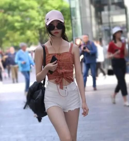  『针织』美女时尚街拍：皮肤白皙的美女，一件红色针织上衣配黑色休闲裤，青春靓丽