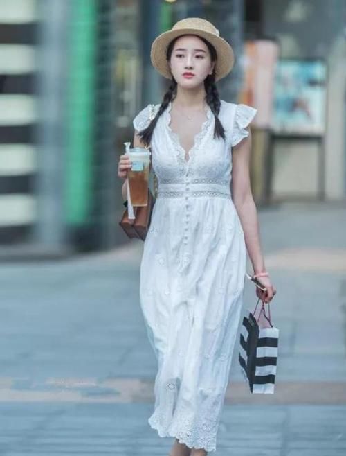 「美丽大方」街拍:如花似玉的小姐姐,一条白色的连衣裙,时尚优雅美丽大方