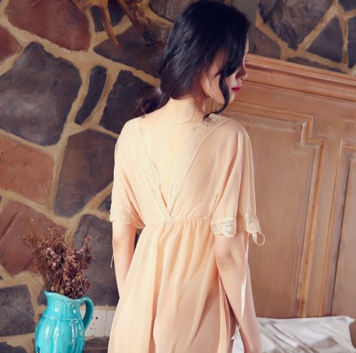 传统睡衣已经落伍!流行“冰丝绸”吊带，下女人这样穿真的好吗?