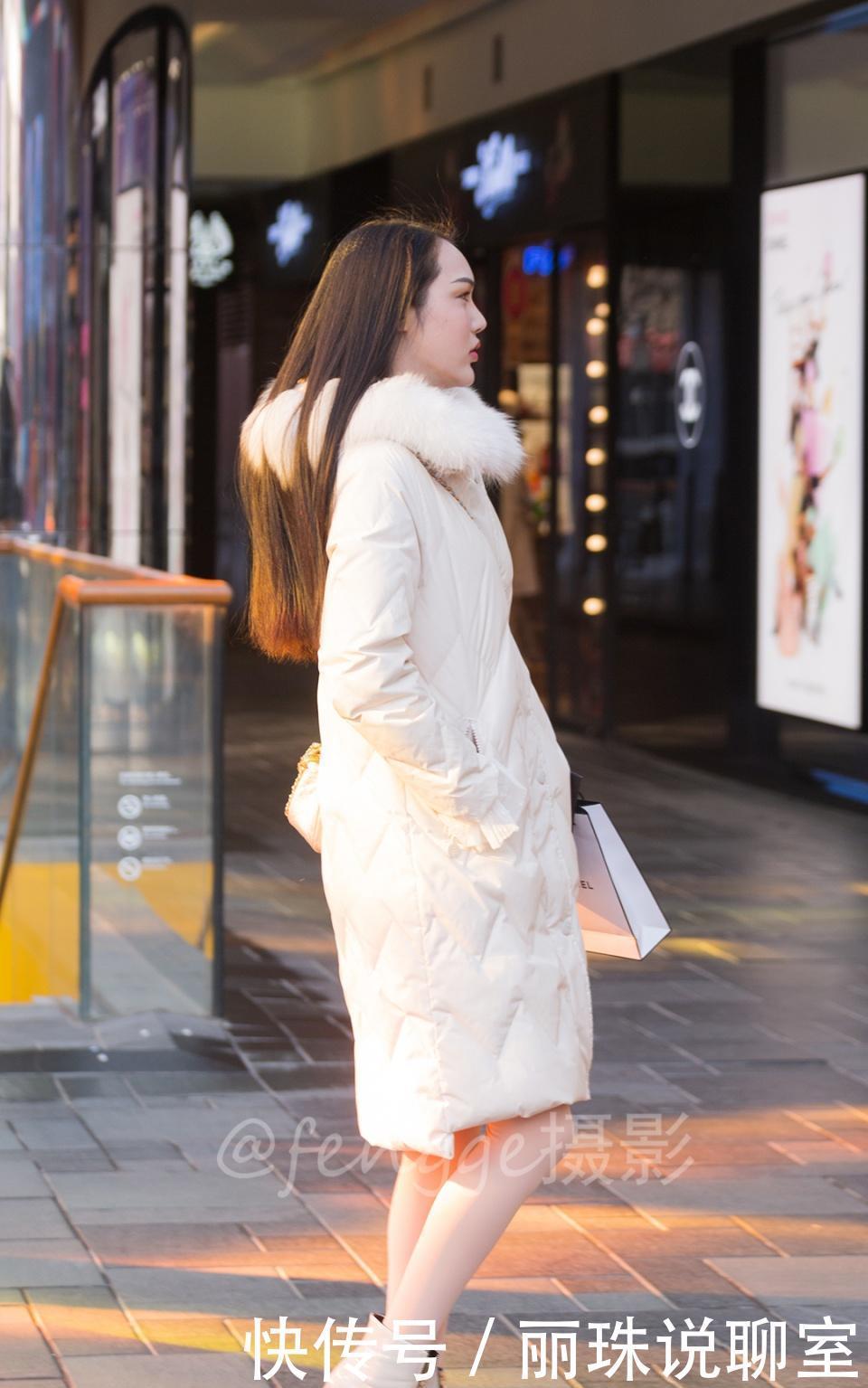  『美女』为什么外国美女喜欢穿黑色打底裤，而我们的小姐姐偏爱光腿神器？