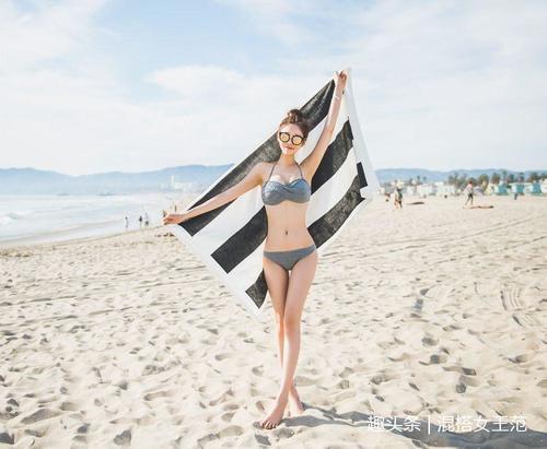 吊带比基尼泳衣，充满了性感的味道，勾勒出曼妙曲线