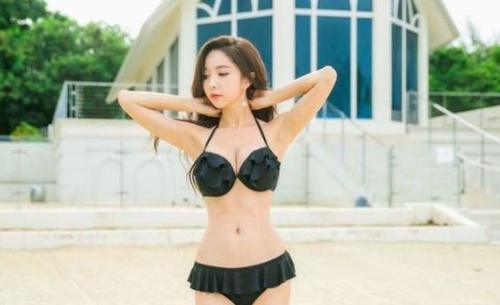 清新的泳衣美女，身姿显得白皙动人，性感迷人又吸睛！