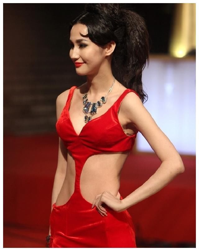 蓝燕走红毯真拼,裙子挖两个洞只留条“线”,但“66发型”亮了!