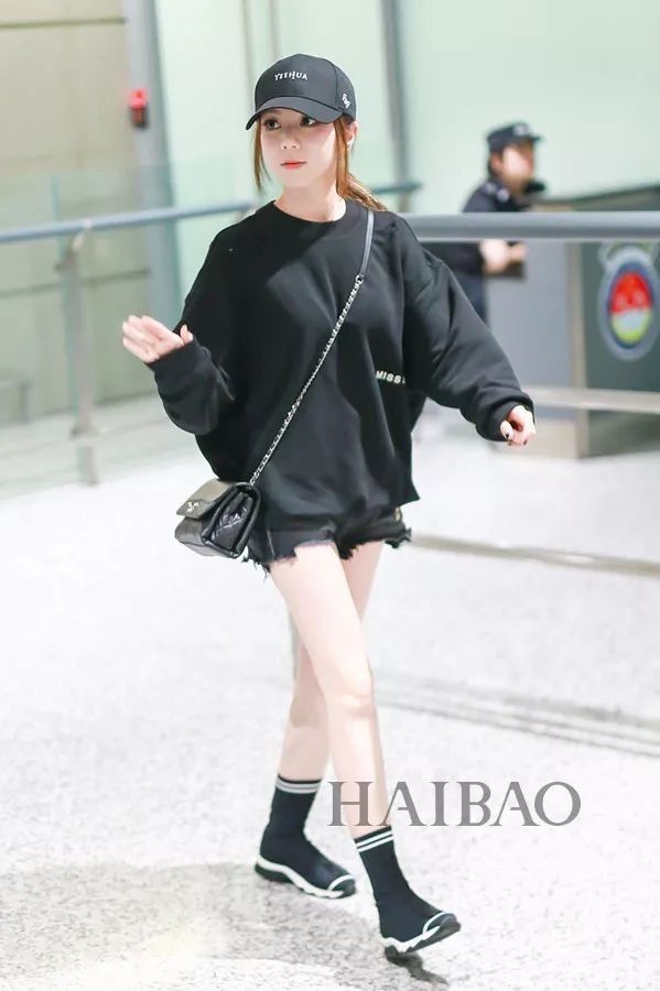 李小璐高调复出靠母女装扮嫩?刘雯一裤两穿太会搭…【海报街拍】