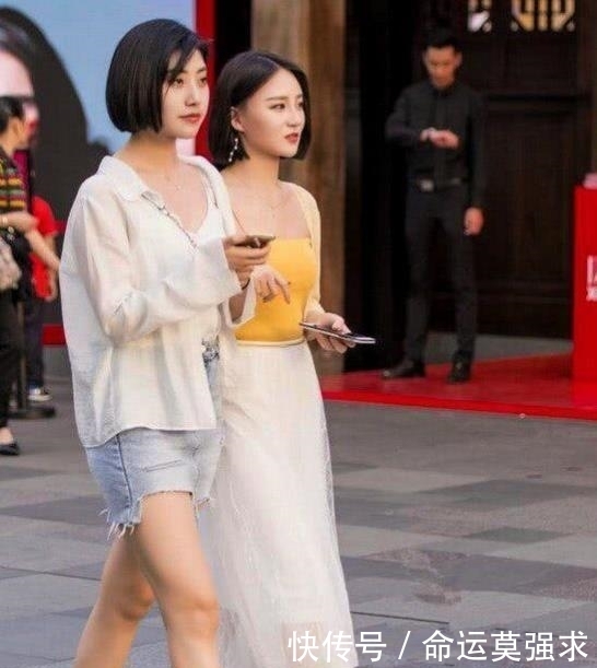  风采|街拍：瑰姿艳逸的美女，身穿白色上衣配雪纺裙子，魅力风采无限美