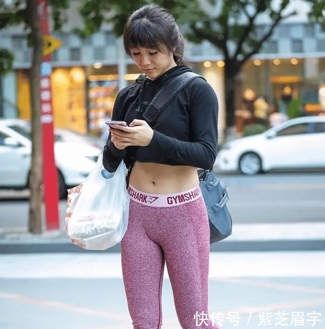  『底裤』打底裤贴身紧绷，在视觉上营造高挑既视感