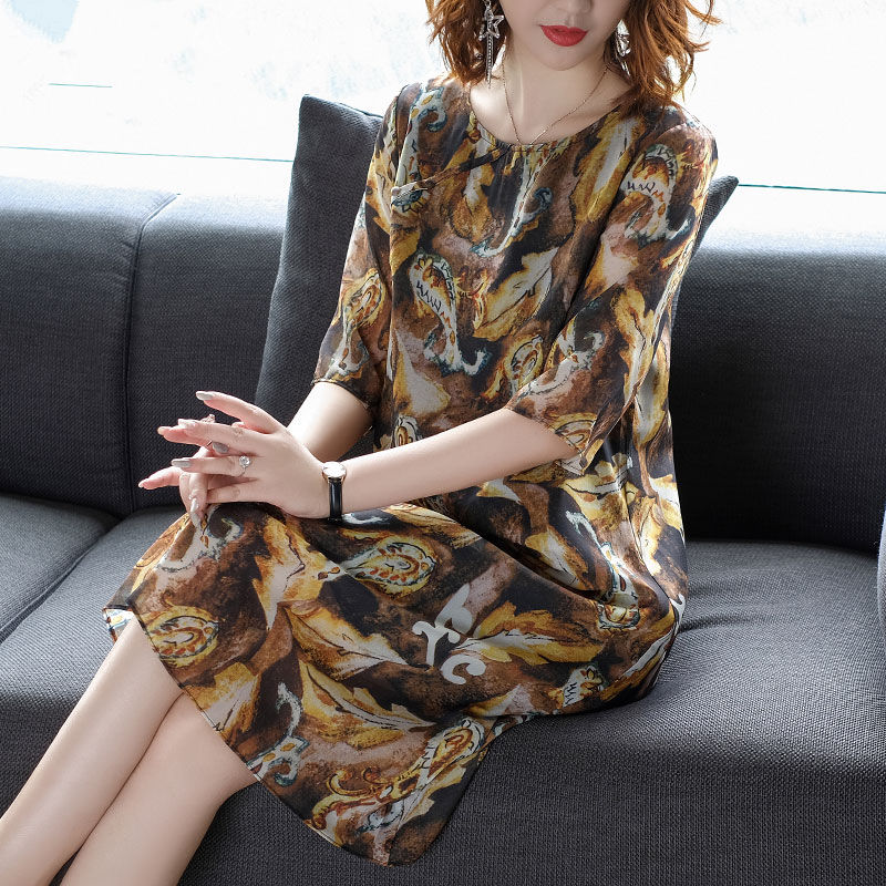 60后女人，若不缺钱!就穿这样的“妈妈装”，端庄优雅显高贵