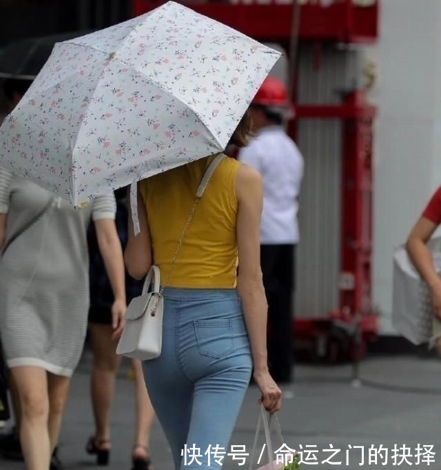  「优雅」时尚街拍成熟的小姐姐一身粉嫩装扮，紧身牛仔裤笔直修长