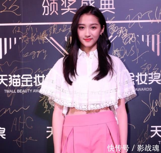 关晓彤为秀身材也是努力，把手都放进衬衫里了，感觉一动就走光！