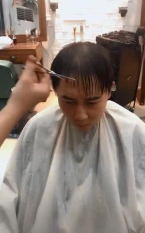 头发很少的大叔想剪个新发型，剪完之后年轻十岁居然还撞脸王思聪