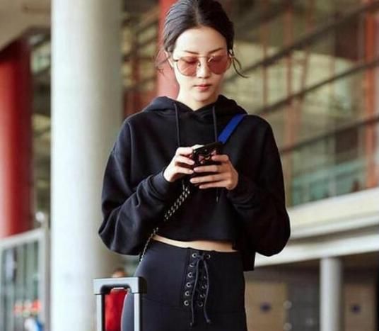 街拍秀，爱穿紧身裤的小姐姐，时尚感十足