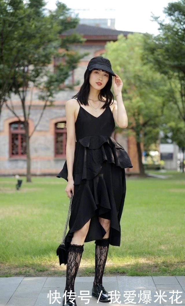 「粉色」身材微胖的美女,粉色紧身裙搭配水晶高跟凉鞋,穿出美丽好身材