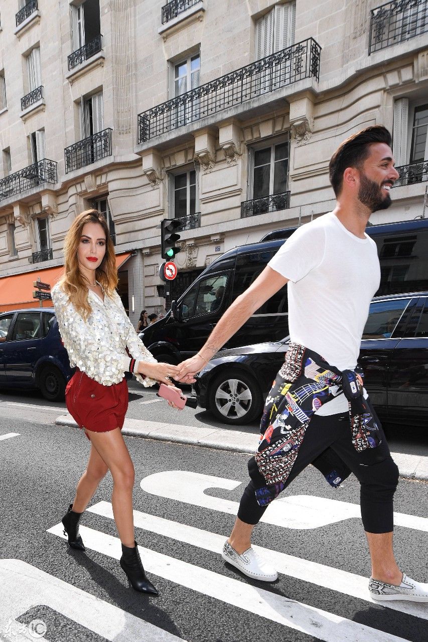 开放的国家真好蒙面美女，衣服穿成这样都能在街上走