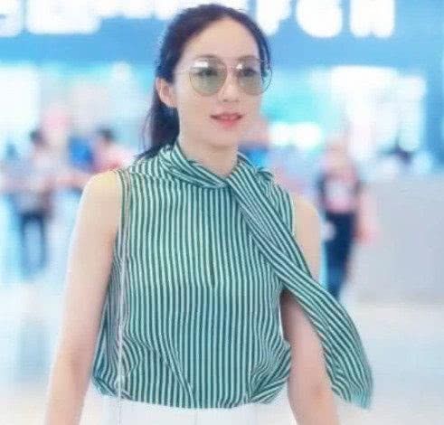 韩雪脚上穿着一双“海草鞋”，像一个行走的拖把，却意外的美翻了