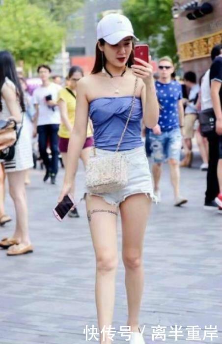 蓝色■蓝色上衣搭配白色短裤,优雅又迷人,街拍:冰肌玉骨的小姐姐
