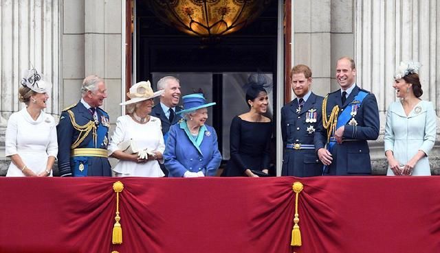 梅根同框凯特王妃,穿条一字肩连衣裙,网友:这回不输嫂子了!