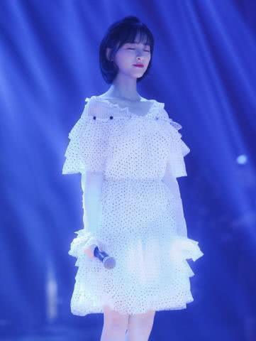 沈月只是剪了发型,已经不是那个顶着刚洗好的韭菜头“杉菜”了,