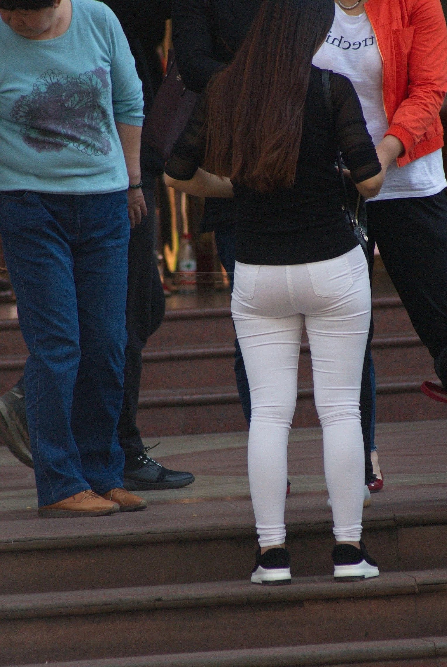 俏皮小姐姐清爽穿搭很有个性，白色牛仔勾勒完美线条很能吸引路人