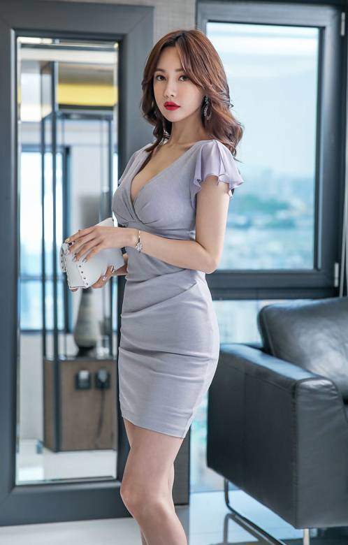 时尚紧身裙美女，突显唯美的身材曲线，青春靓丽别有韵味！