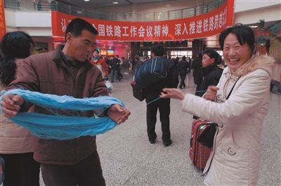 巨变十年间 游子归家路