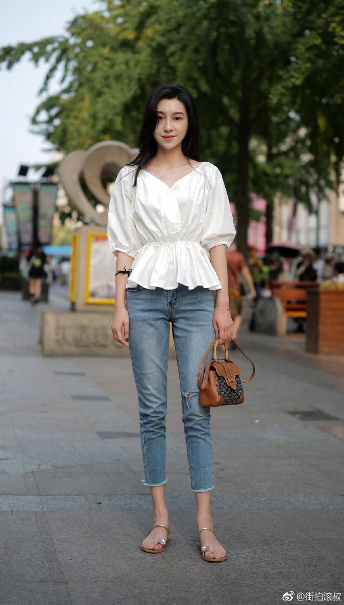 如果七夕节不知道怎么穿?那就穿白色上衣搭配长裤或者半身裙!