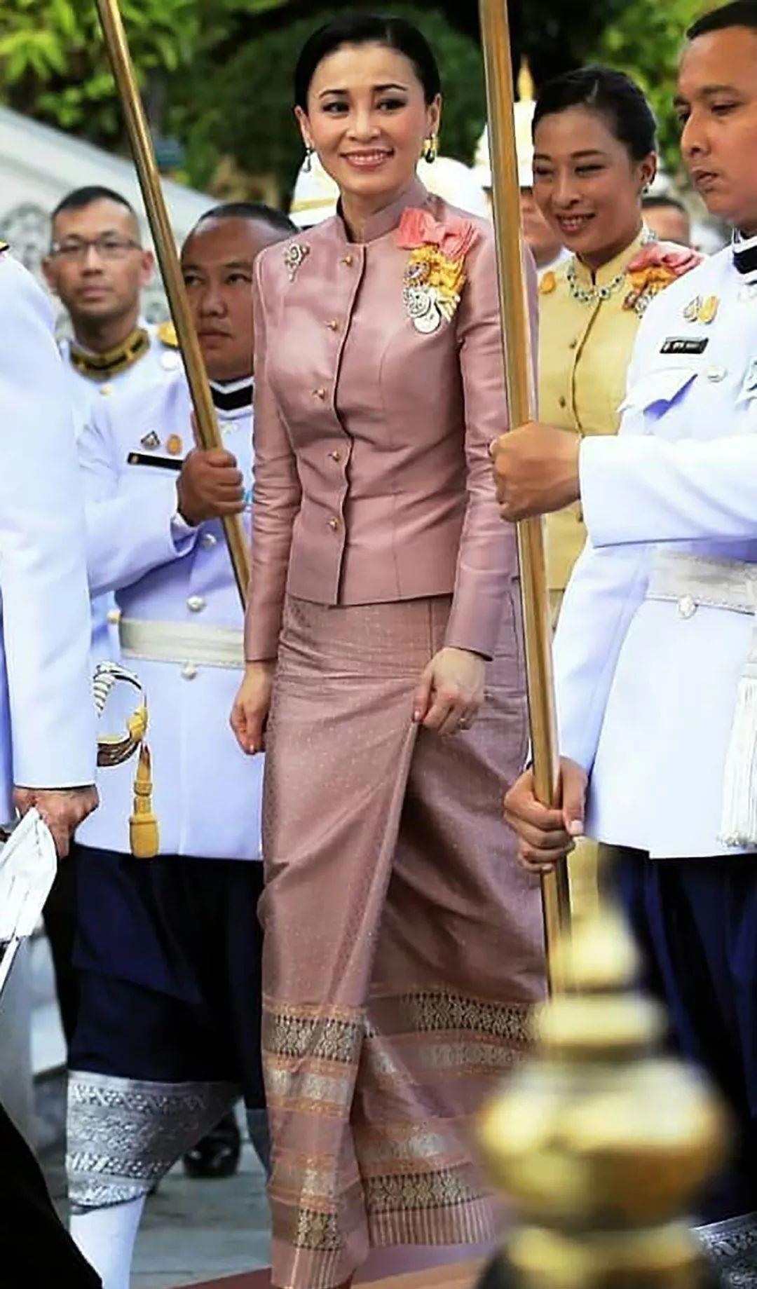 67岁泰王主动找苏提达聊天,却只换回王后点头