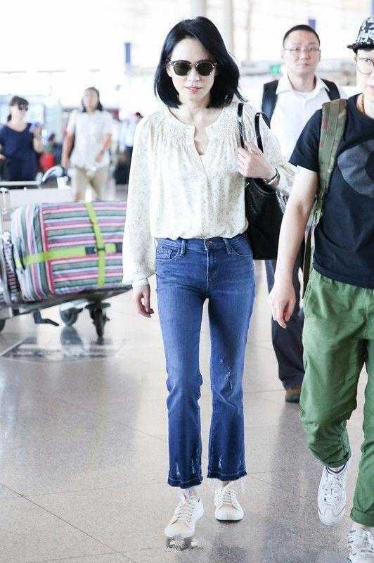 俞飞鸿一席裹身礼服, 网友: 46岁的女人真不该穿这样!