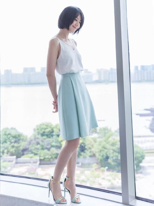 高圆圆换新发型，短发配吊带衫真减龄，网友：防腐剂般的美貌！