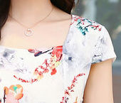 身材不错的女人，建议多穿这样的裙子，穿出小蛮腰尽显女人味