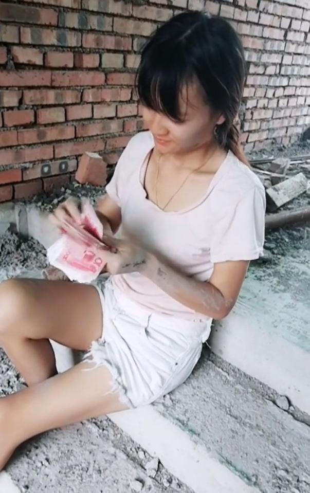 工地里的小姐姐，青涩模样，呈现朴素的女生味道