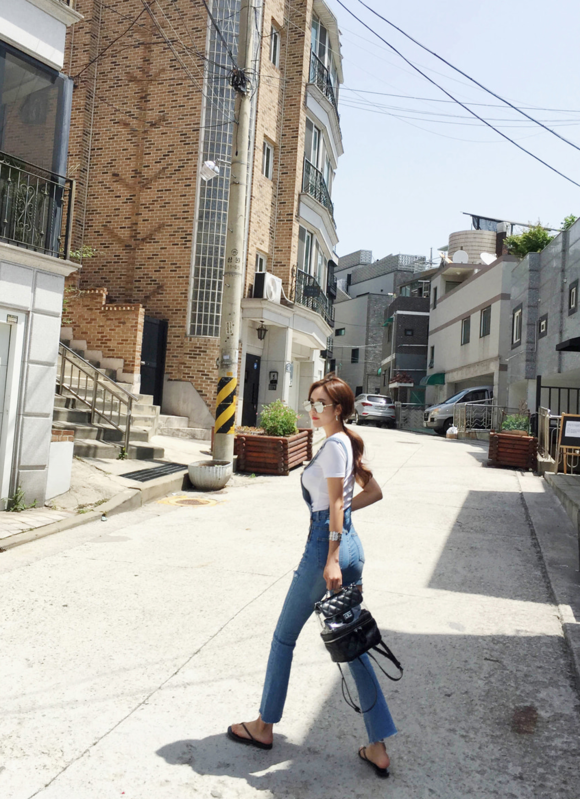 女神孙允珠，纪梵希荧粉水洗磨牛仔背带裤