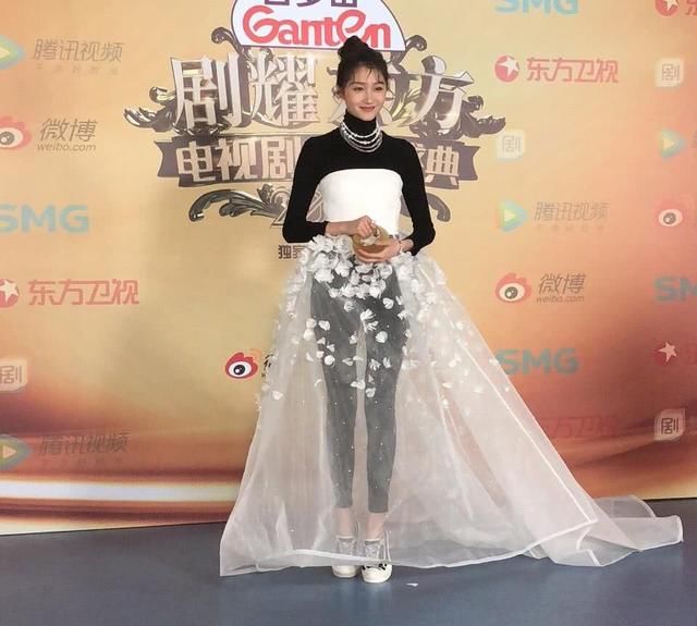 17岁的张子枫亮相活动造型比关晓彤还雷人，网友：看到腿我沉默了