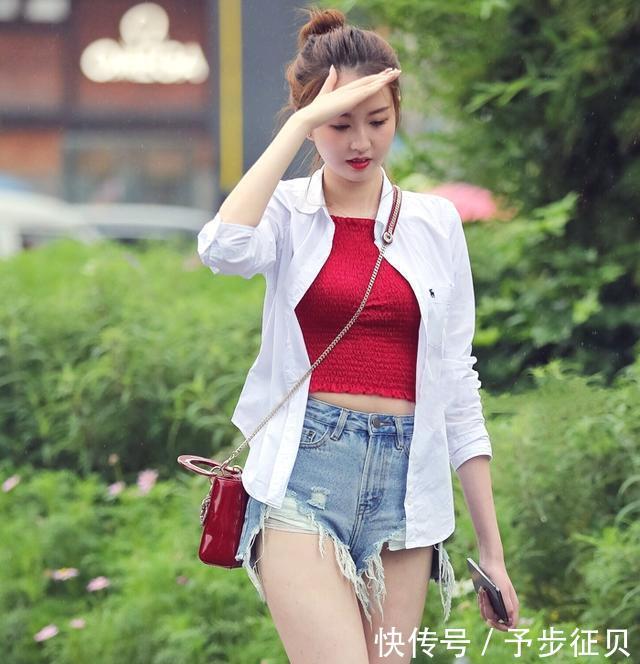 【 10笑靥如花】她的笑容有种别样魅力,街拍:小姐姐清纯中带着妩媚