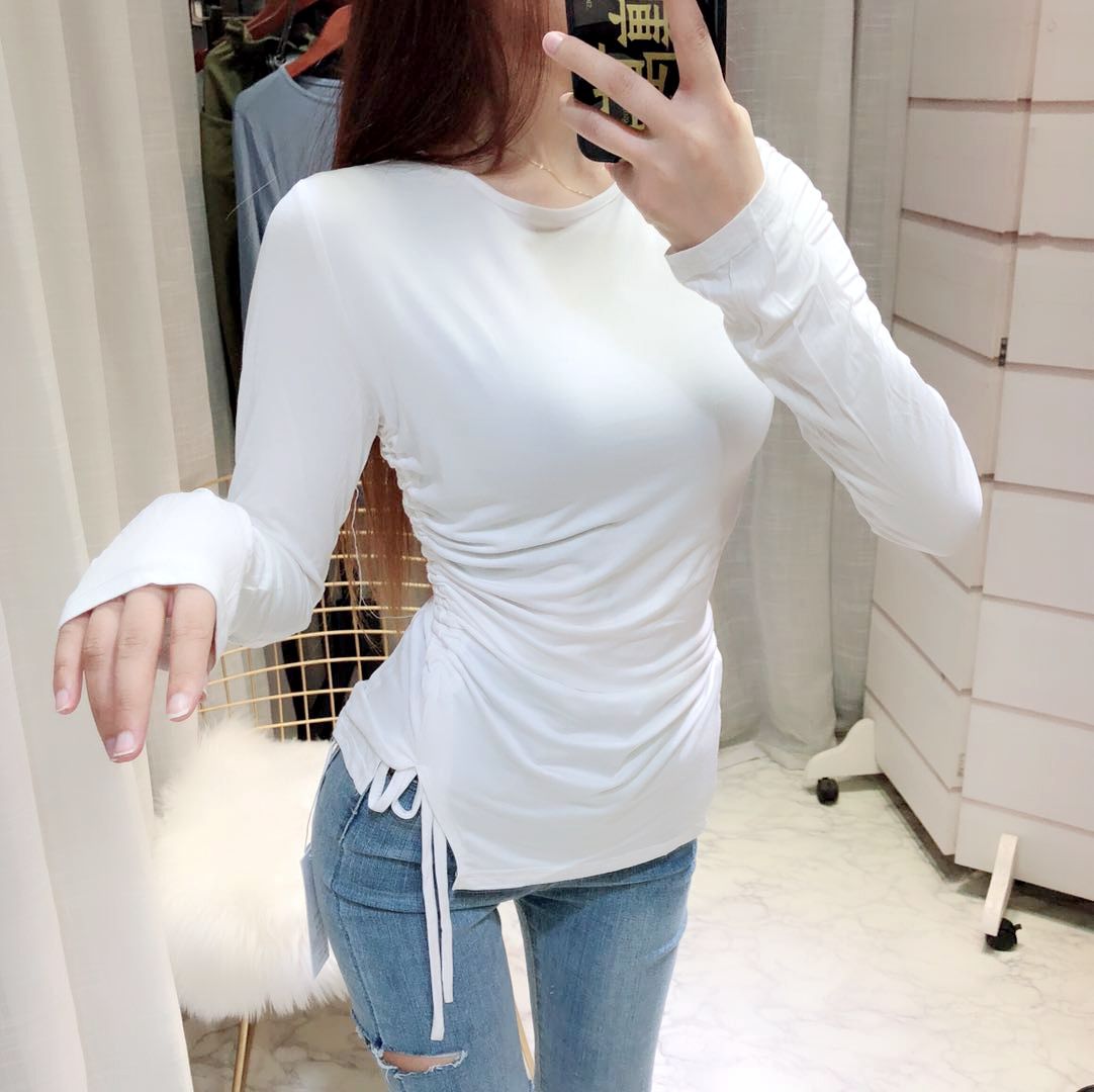 姐姐身穿紧身打底衫，那动人心魄的气质，真的让人着迷