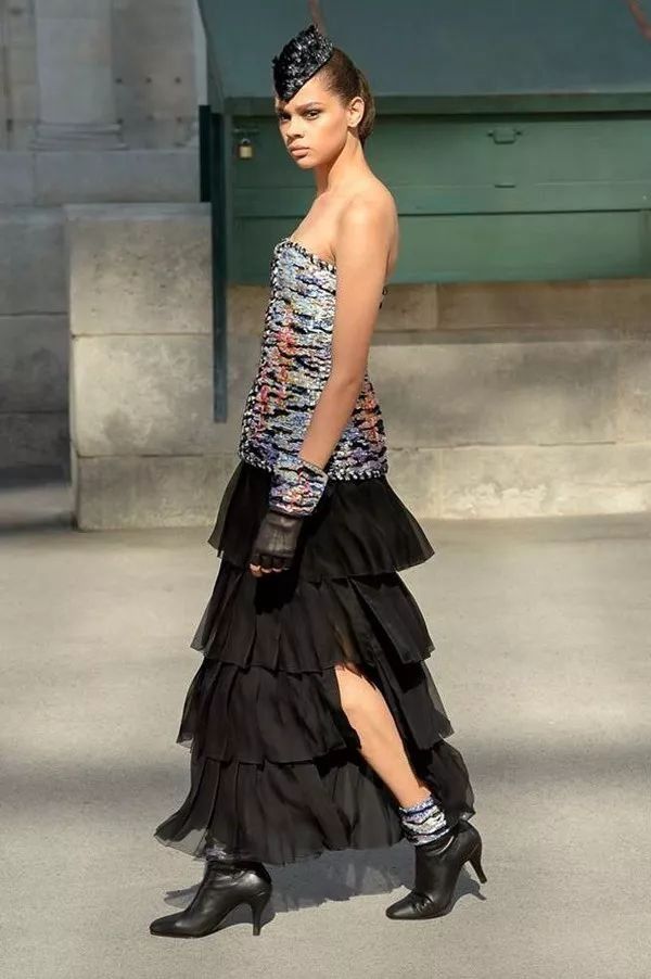 我们在巴黎大皇宫变的书报亭里问了周迅和刘雯一些小秘密……