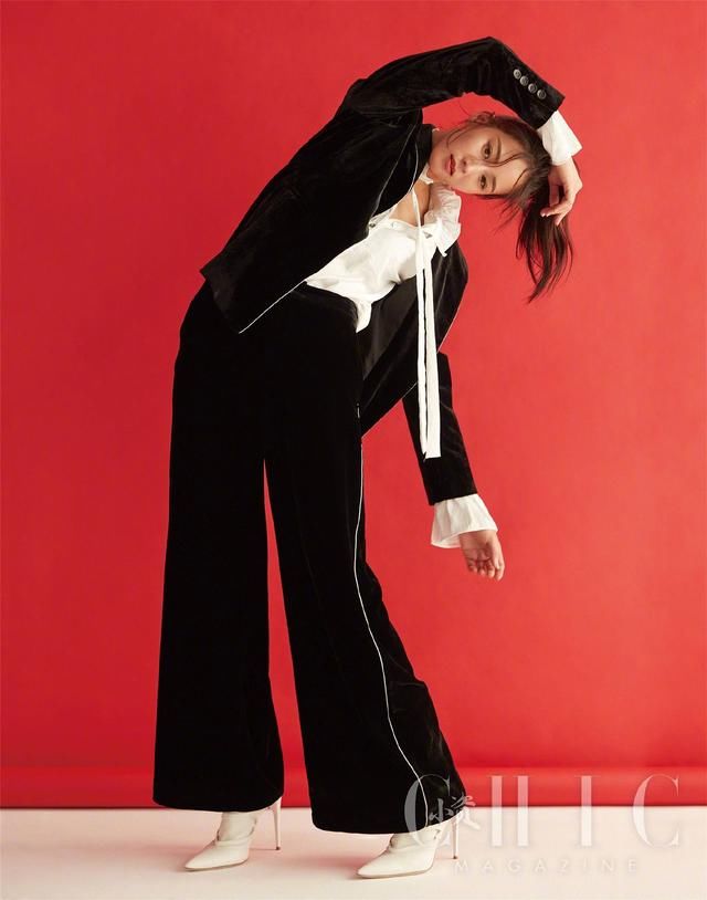 31岁赵丽颖撞衫36岁张钧甯同一条吊带裙，都走甜美路线，谁更美？