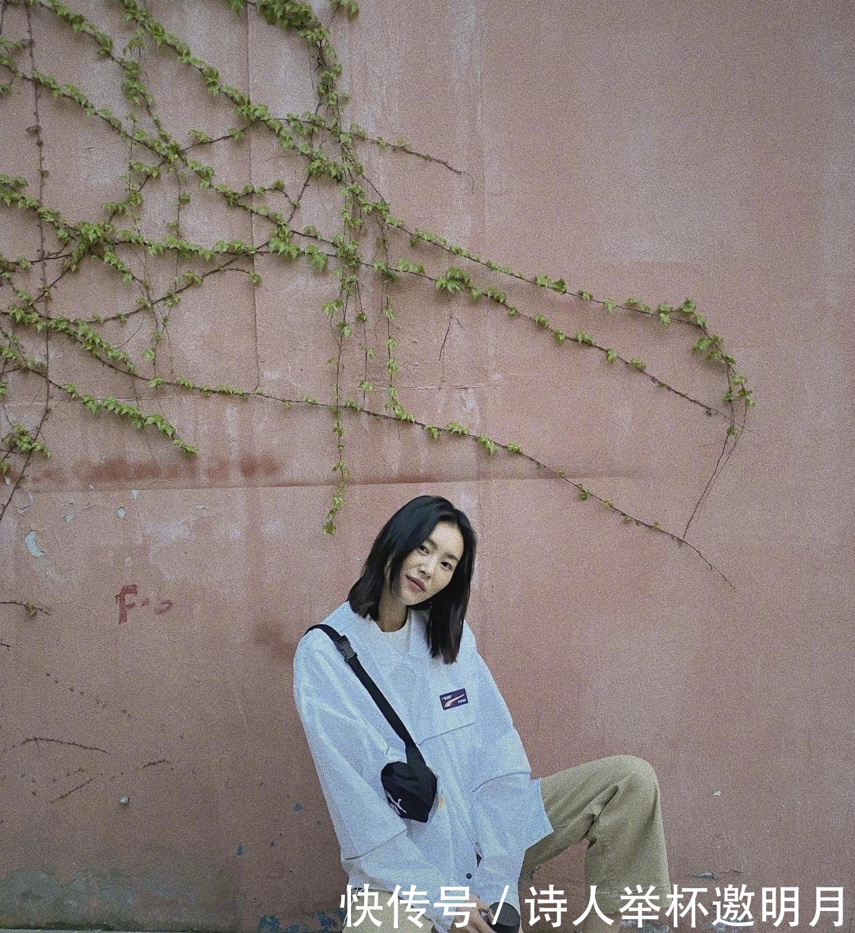 『看上去更加』刘雯不愧是超模!穿棕黄色连衣裙高级简约,花朵暗纹设计低调高级
