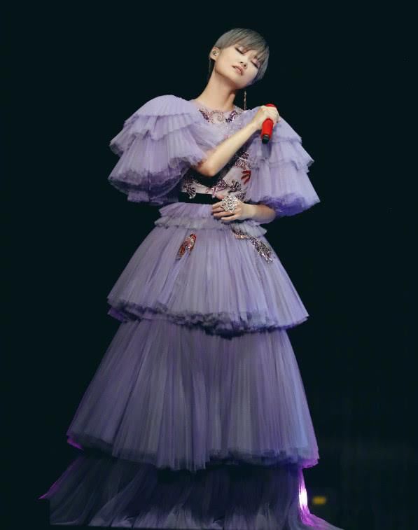 以为只有杨幂能驾驭蛋糕裙,直到看见了李宇春,感觉世界都静止!