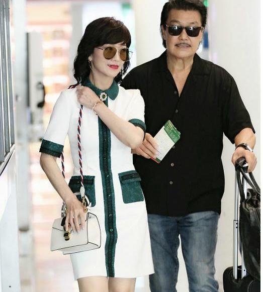 63岁赵雅芝太时尚，脚踩“两根银针”现身机场，厉害了我的老太太