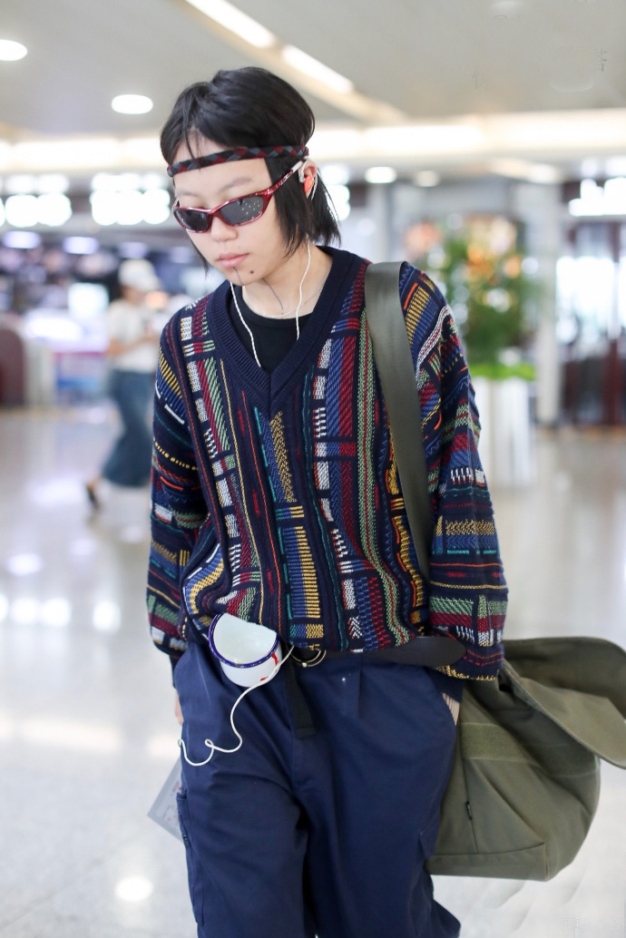 窦靖童又把茶缸子挂腰上，大夏天却穿毛衣，网友：王菲这都不管？