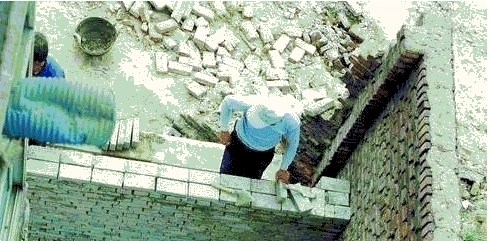 包工头说农村自建房都砌24墙, 小伙却偏砌18墙, 后患无穷！