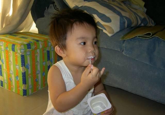  姐姐■宝宝经常积食生病！儿科医生坦言：这 3种零食早该拉进黑名单了