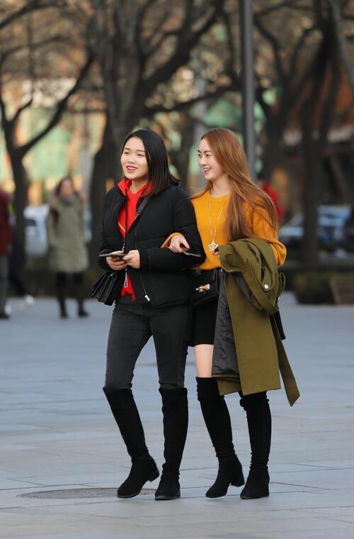 北京三里屯时尚街拍，看看雨后夏季行走在大街上的那些美女