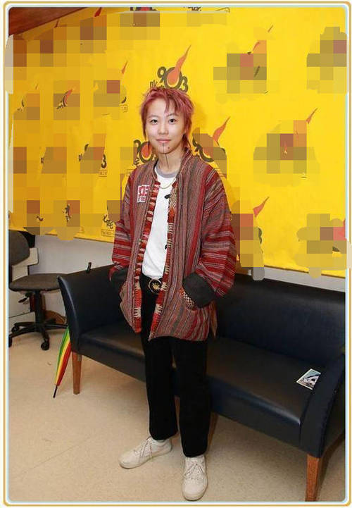 中国好姐姐！窦靖童机场挎两包不怕累，妹妹窦佳嫄只顾低头玩手机