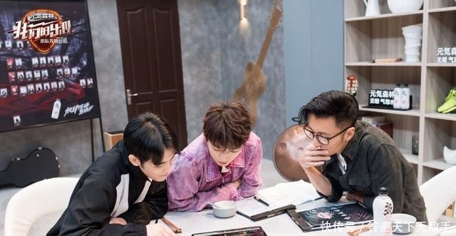  『小伙』王俊凯喝汤不顾形象，衬衫上全是小龙虾，网友：精神小伙