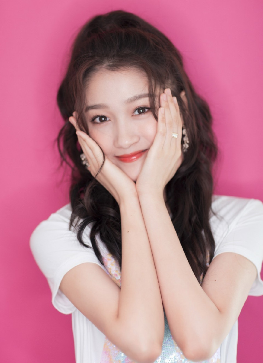 关晓彤美腻了！一袭天蓝色吊带连衣裙仙气十足，网友：终于穿对了