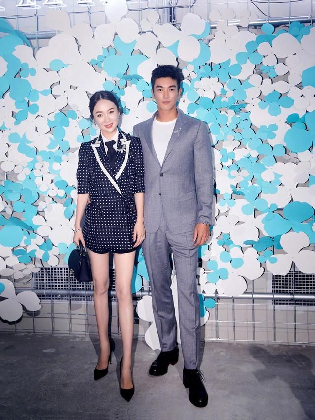 明明是姐弟恋,霍思燕衣品太少女,37岁嫩过小5岁老公!